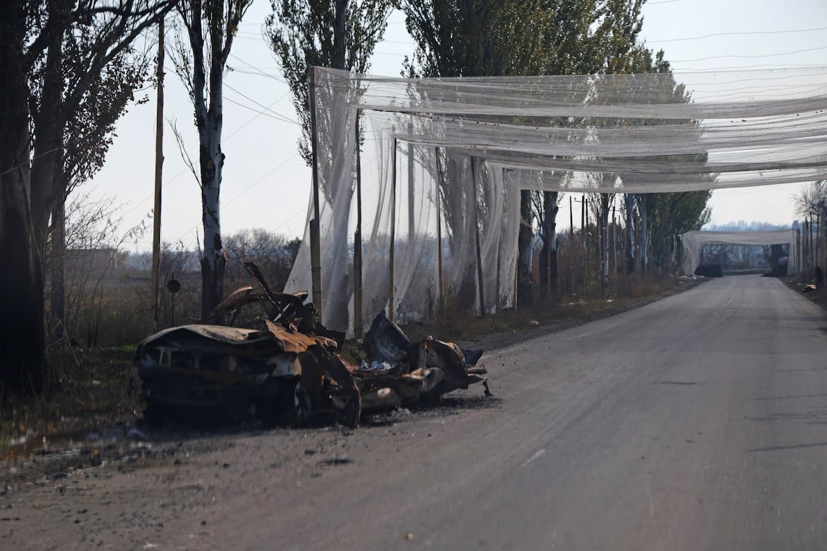 Ucrania y Rusia cubren sus carreteras en el frente con redes para parar a los drones enemigos | Internacional