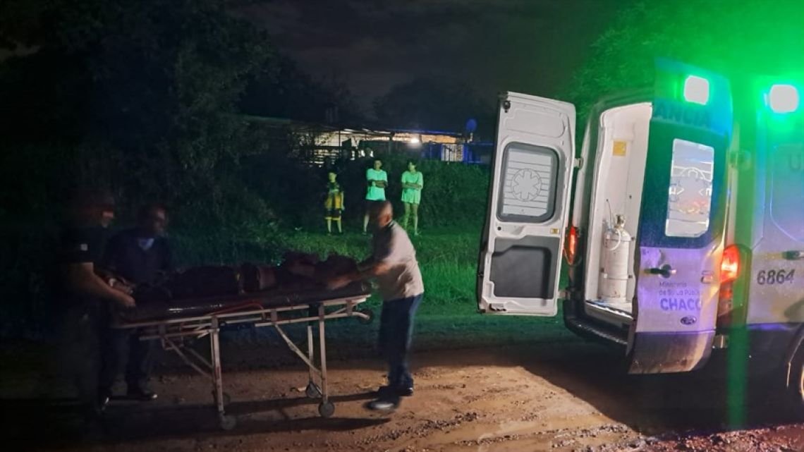 Un adolescente terminó grave tras un disparo mientras manipulaba un arma junto a un amigo