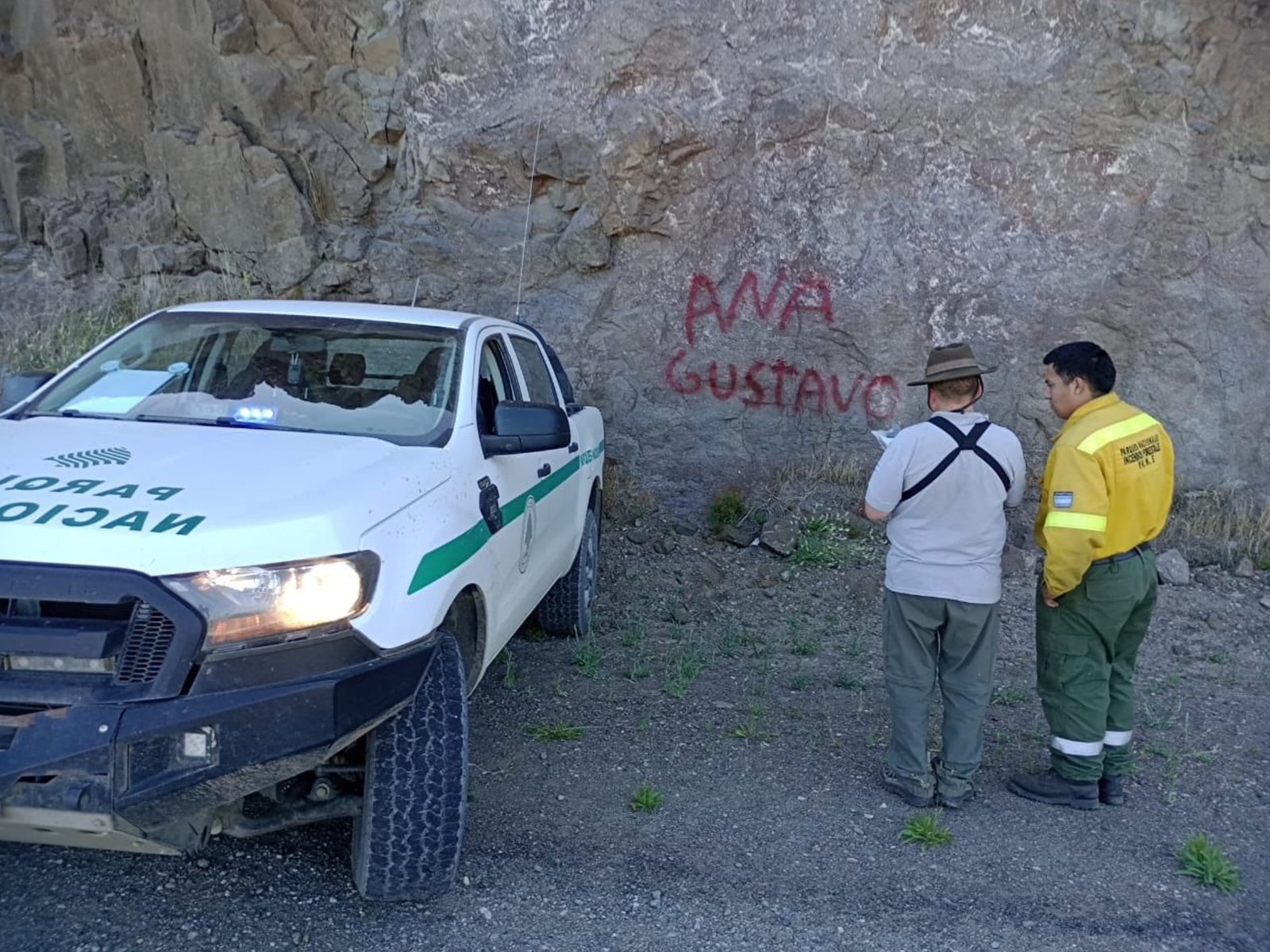 Un camionero vandalizó una roca en el Parque Nacional Nahuel Huapi y quedó grabado: "¿Te molesta a vos?"