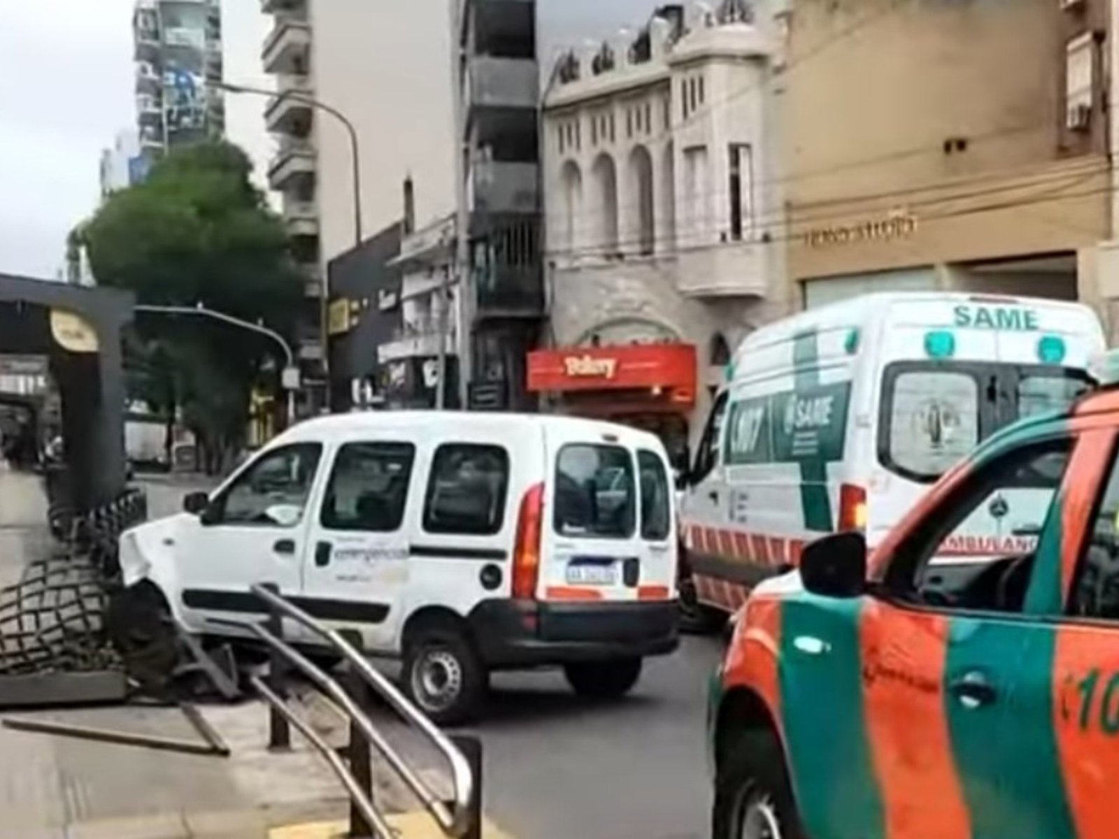 Una ambulancia chocó contra el Metrobus de avenida Cabildo y hay dos menores heridos