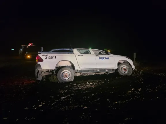 Una camioneta petrolera despistó y cayó en una alcantarilla
