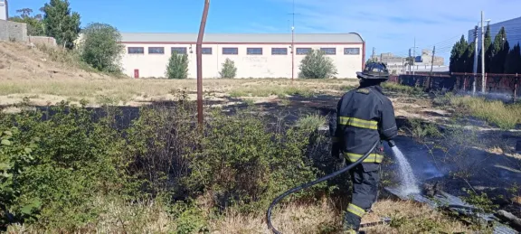 Una quema de pastizales en el predio de la ex Guilford fue sofocada por Bomberos