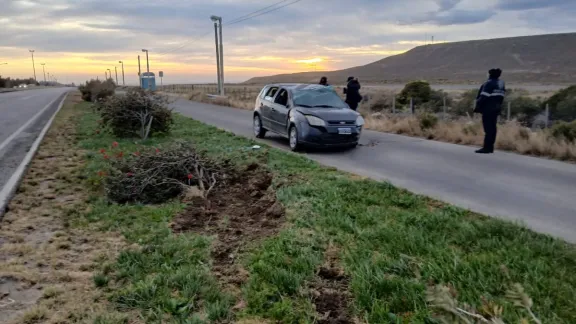 Una ráfaga de viento provocó el vuelco de un vehículo en la avenida Hipólito Yrigoyen