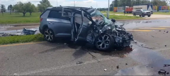 Violenta colisión en Santa Fe: un auto se estrelló contra un camión de carga