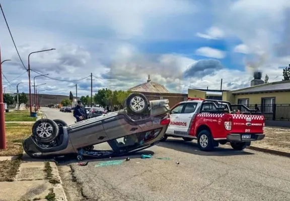 Violenta colisión y vuelco en Puerto Santa Cruz dejó tres heridos
