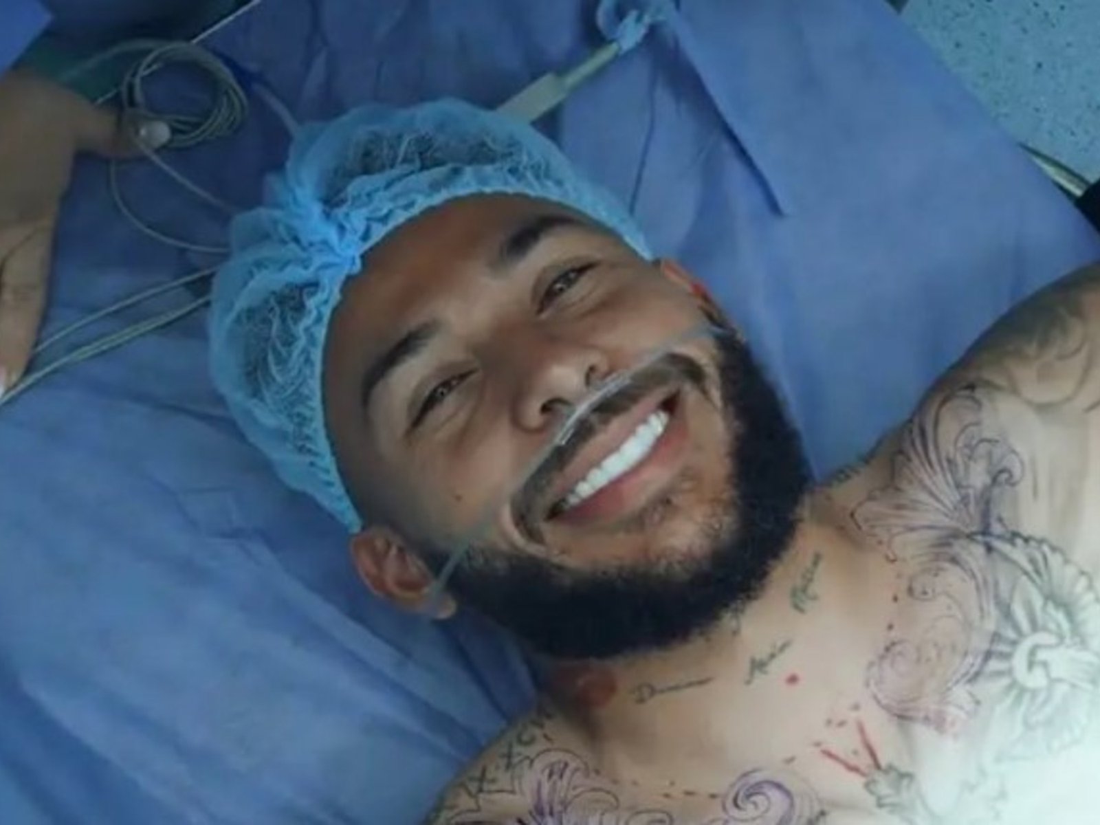 alquiló un quirófano, estuvo dos días sin comer y se sometió a una sesión de tatuaje de 9 horas