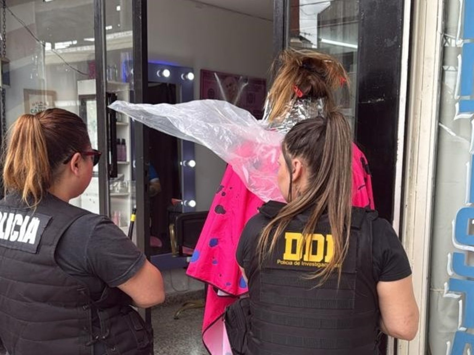 detuvieron a la líder de una banda de entraderas mientras se teñía en la peluquería
