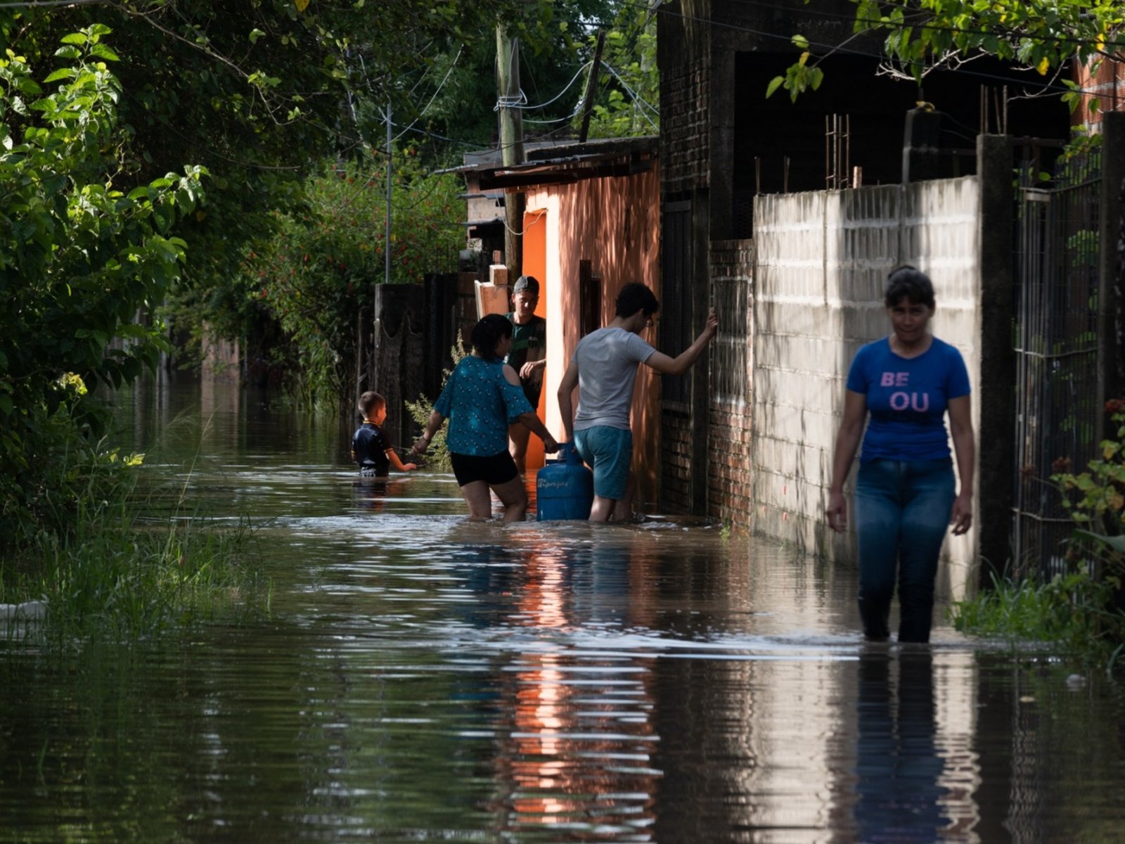 el agua no baja, hay más evacuados y pronostican que seguirá lloviendo
