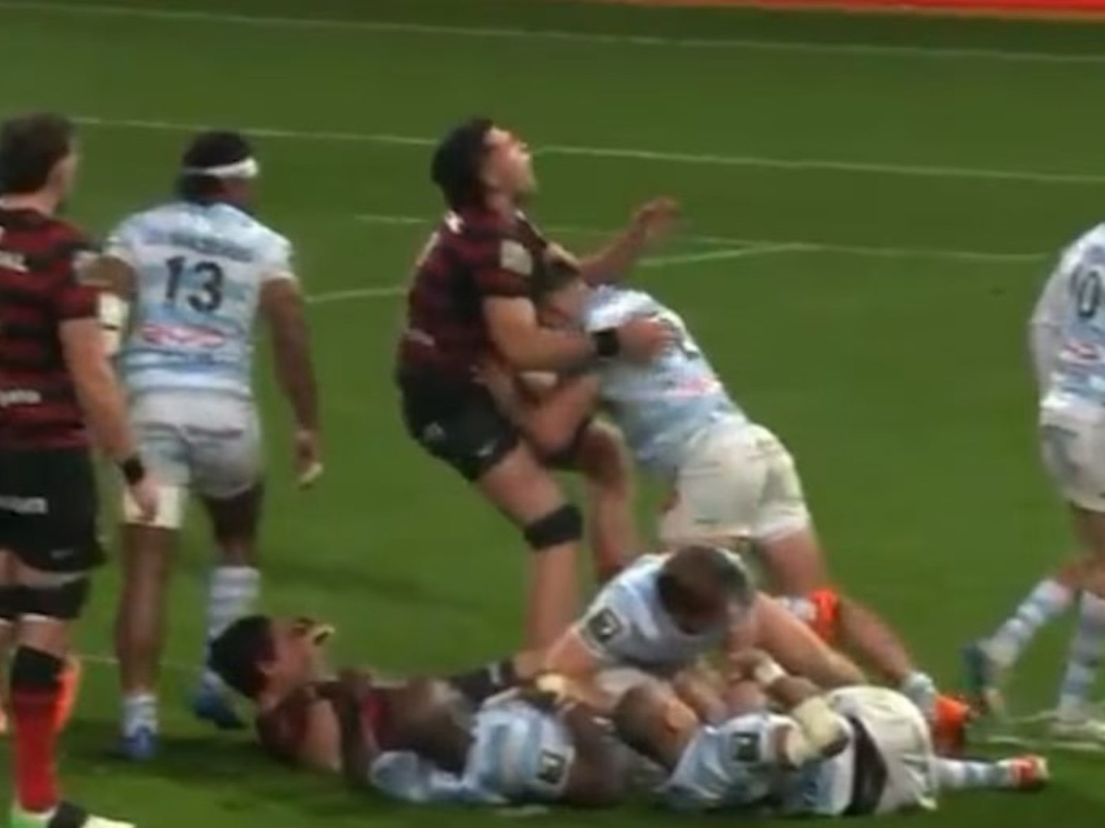 el brutal cabezazo al pecho que sufrió el argentino Efraín Elías en el rugby de Francia