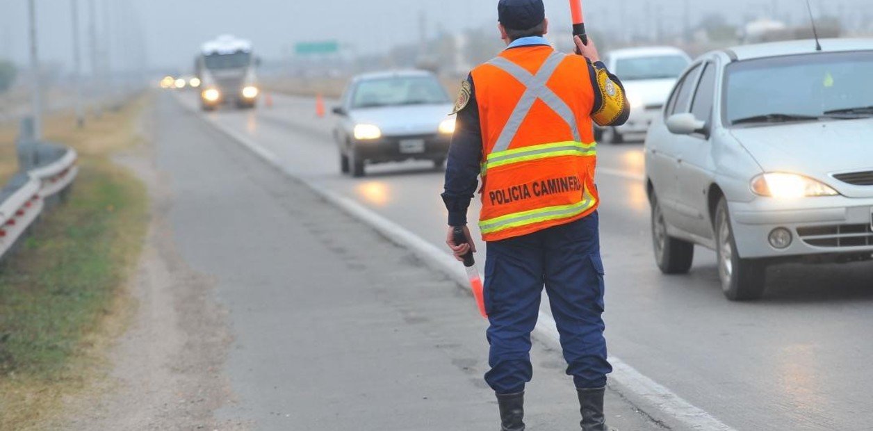 el conductor de una camioneta atropelló y mató a una policía en un puesto de control