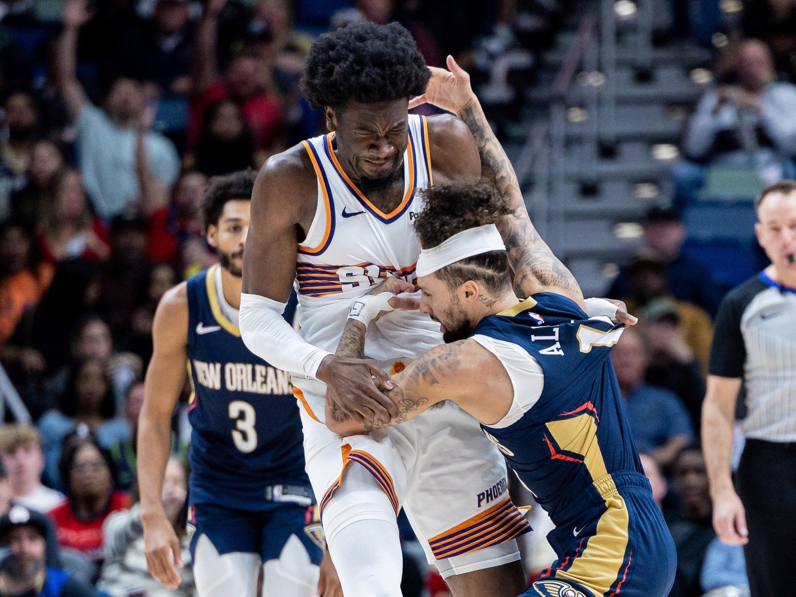 el "mini" Alvarado y el "gigante" Williams y una furiosa pelea desigual en un duelo caliente entre New Orleans Pelicans y Phoenix Suns