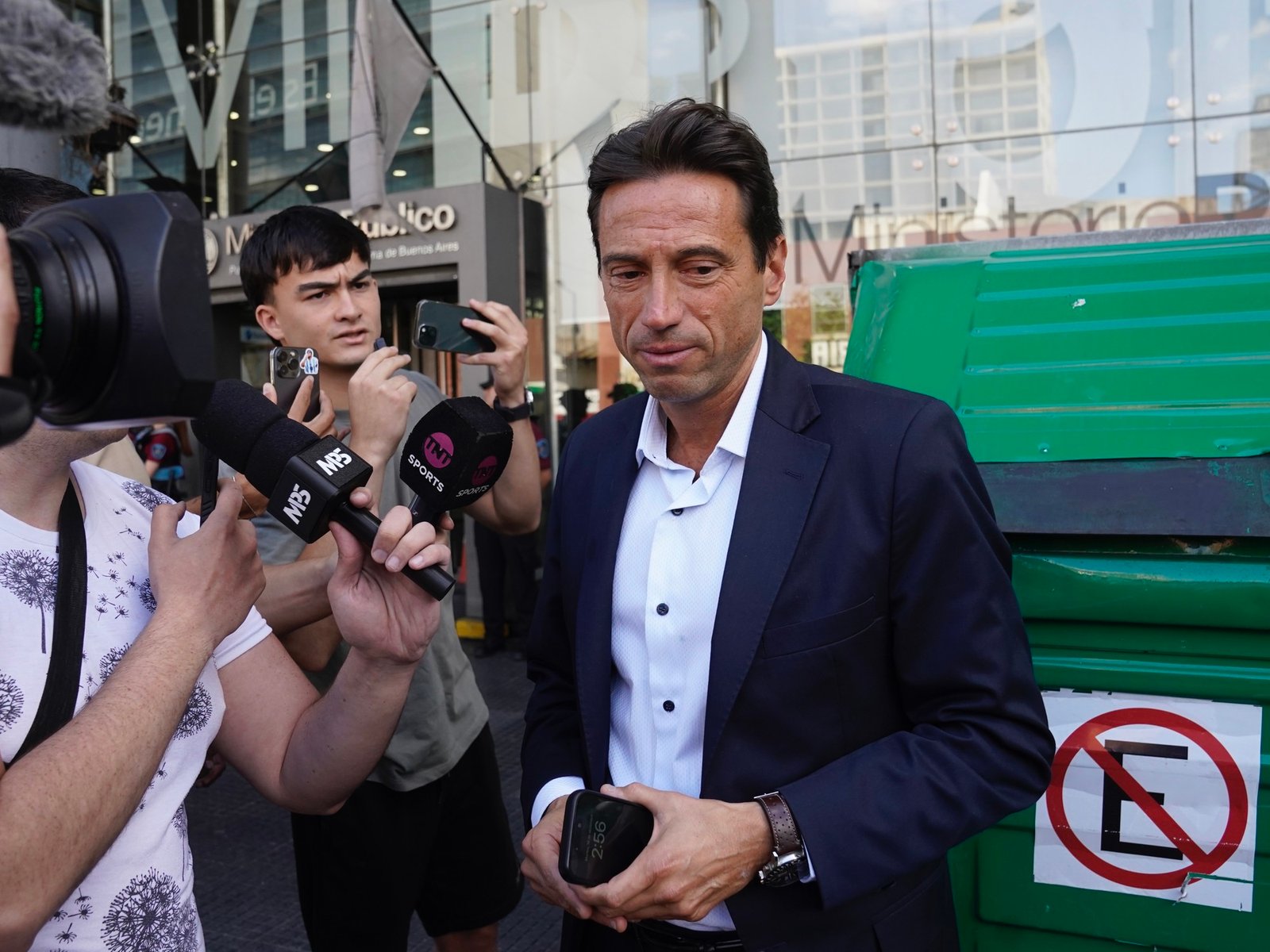 fue procesado por «administración fraudulenta» y tiene prohibido salir del país