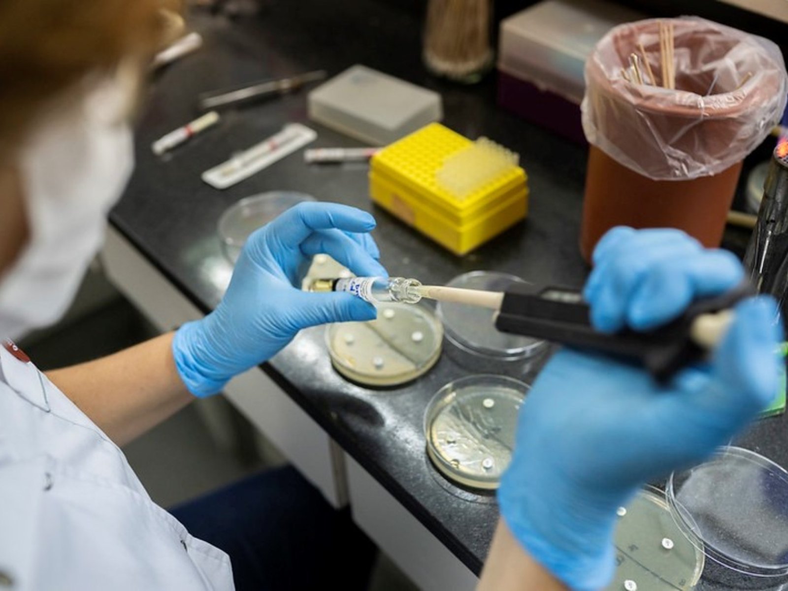 hay dos adolescentes y un niño infectados