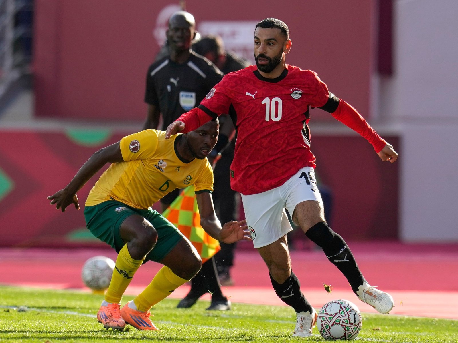 le ganó a Sudáfrica por un guiño del VAR y se metió en octavos