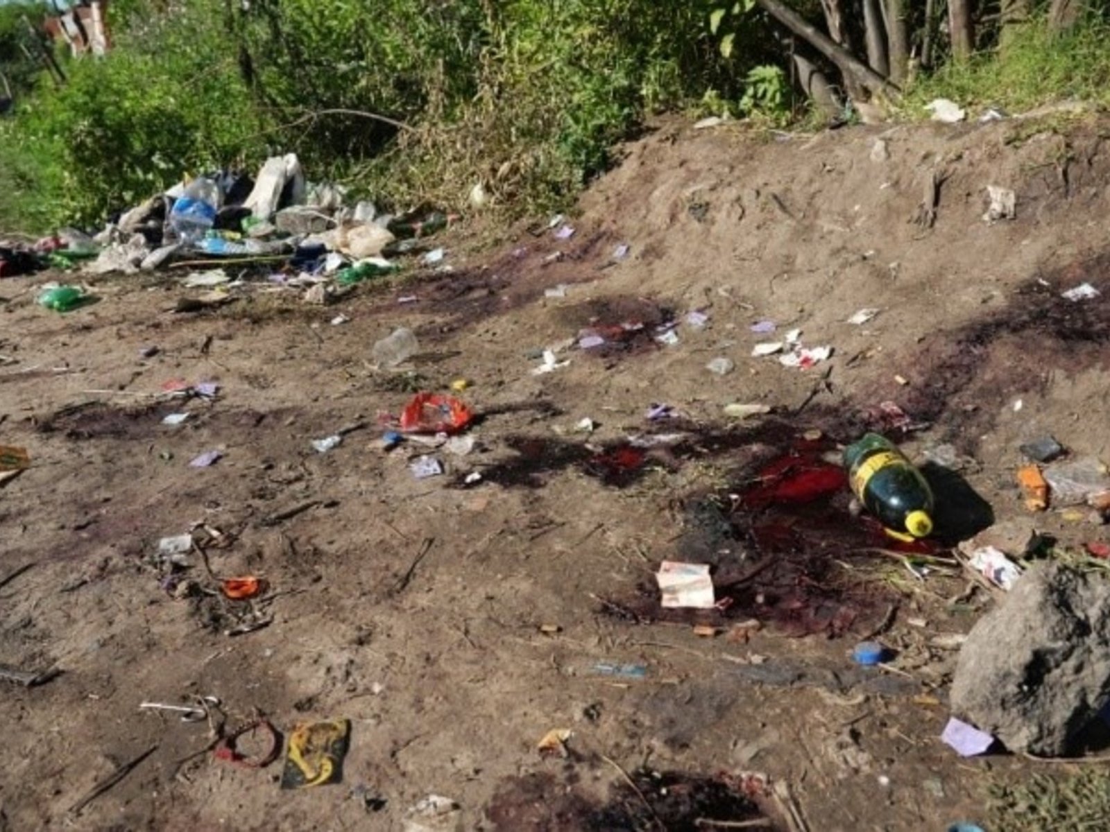 matan a balazos a una mujer y dos hombres en el barrio de Los Monos y sospechan de una venganza narco