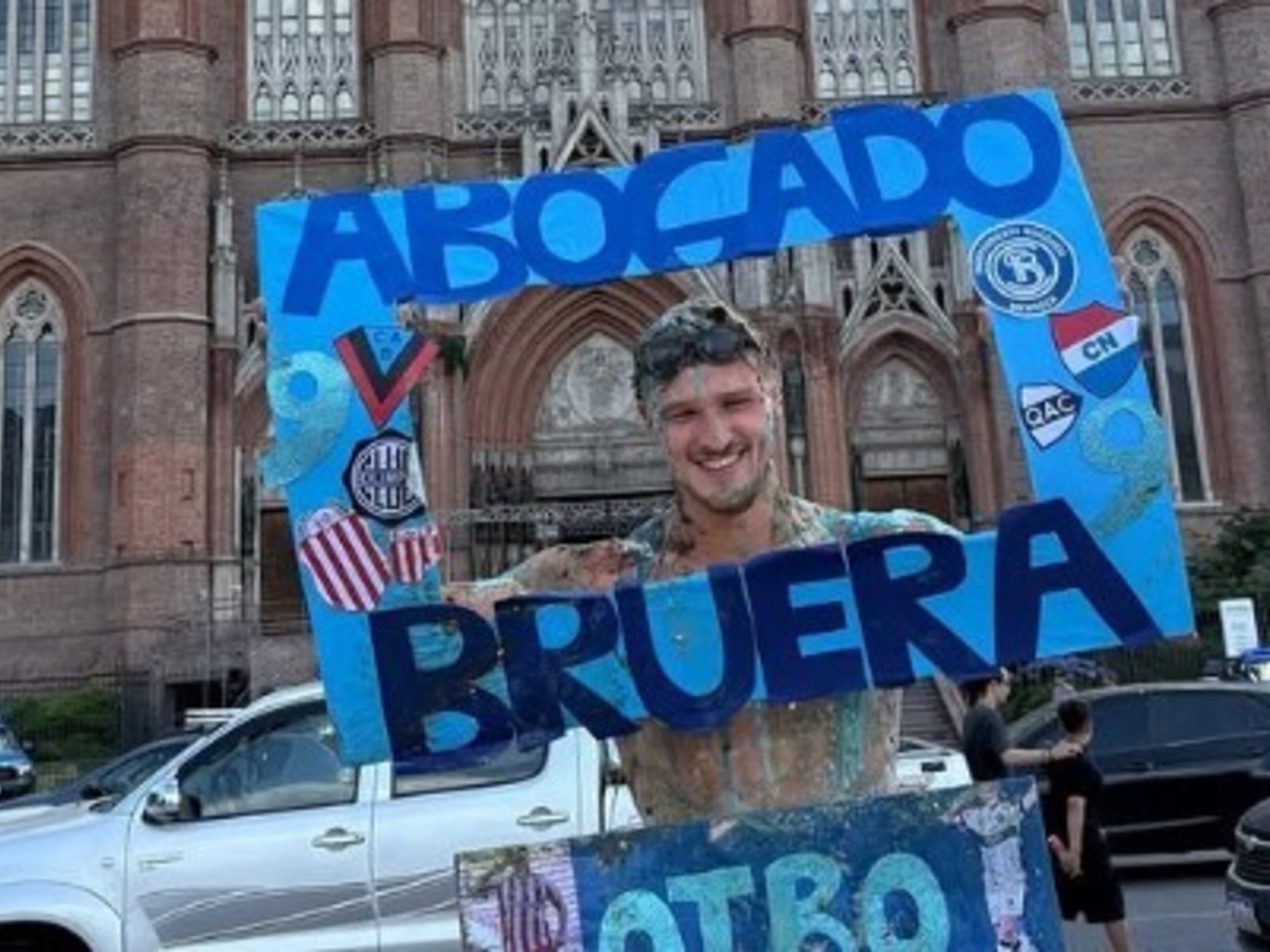 retomó su carrera y se recibió de abogado a los 27 años