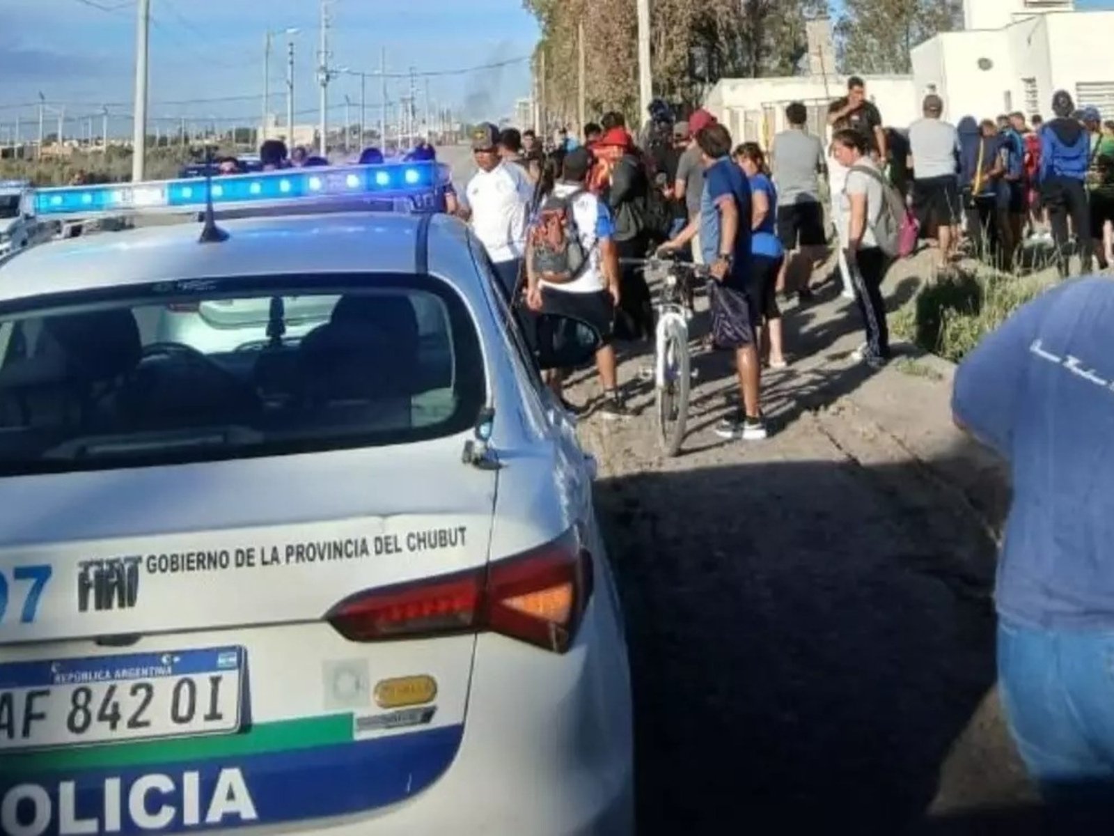 robó un auto, atropelló a un hombre, volcó y terminó linchado por los vecinos