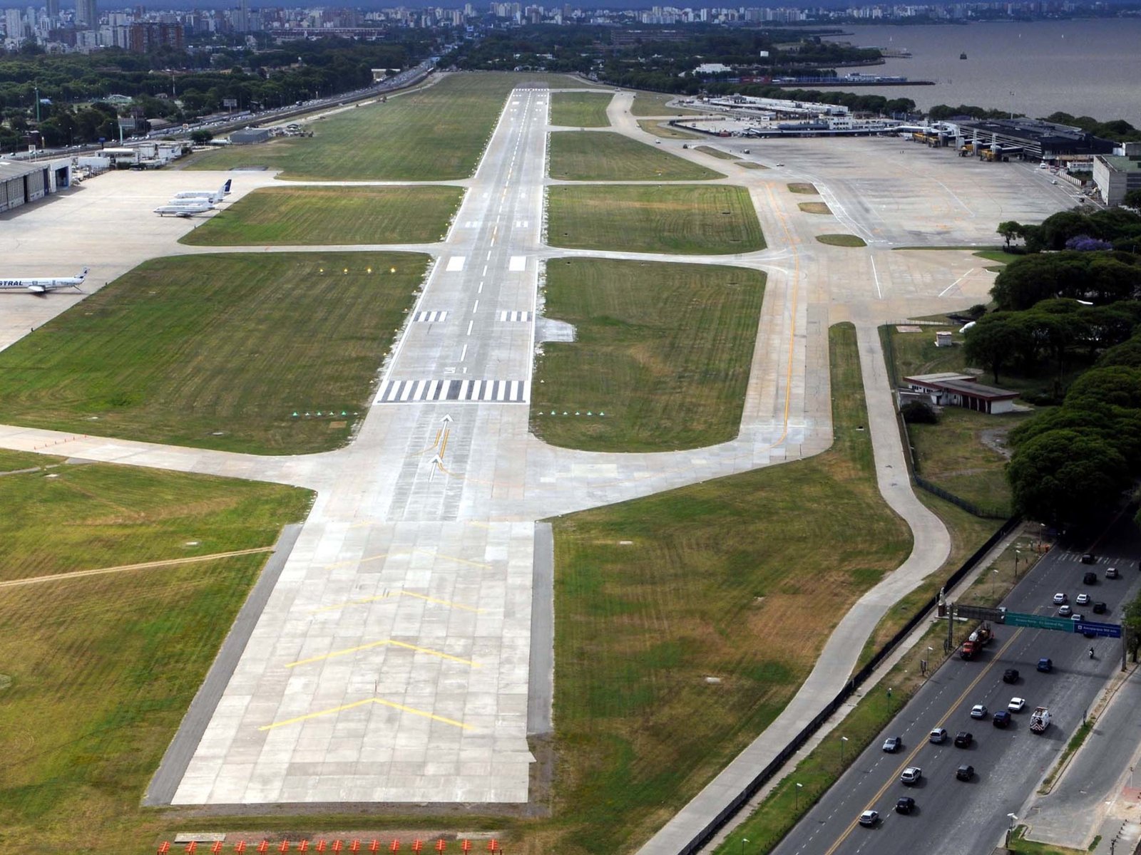 se rajó un sector del pavimento de una pista