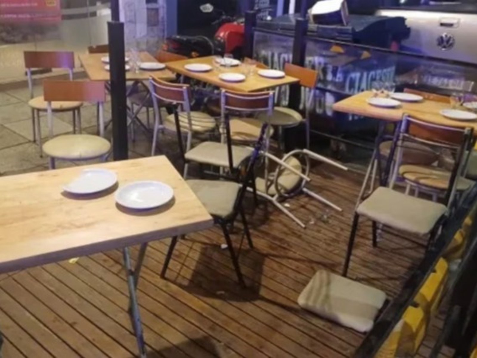 un hombre encontró a su pareja con otro en una pizzería y destrozó el local