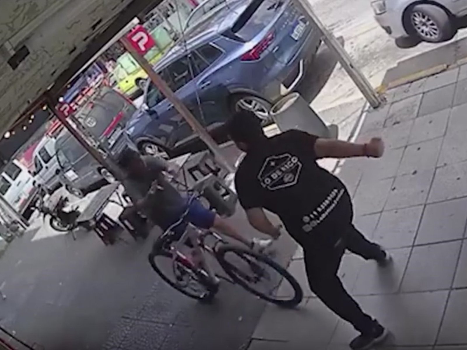 un ladrón quiso robar una bicicleta, pero un comerciante lo frenó de una trompada