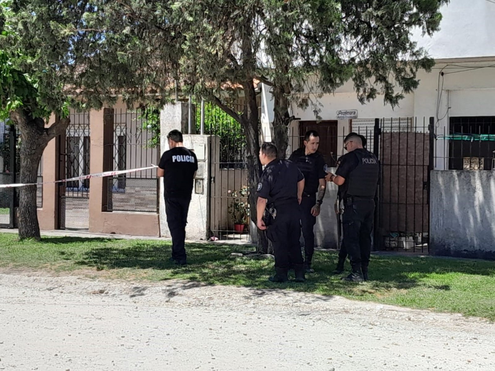 un policía de 20 años recibió un balazo en la cabeza y está grave