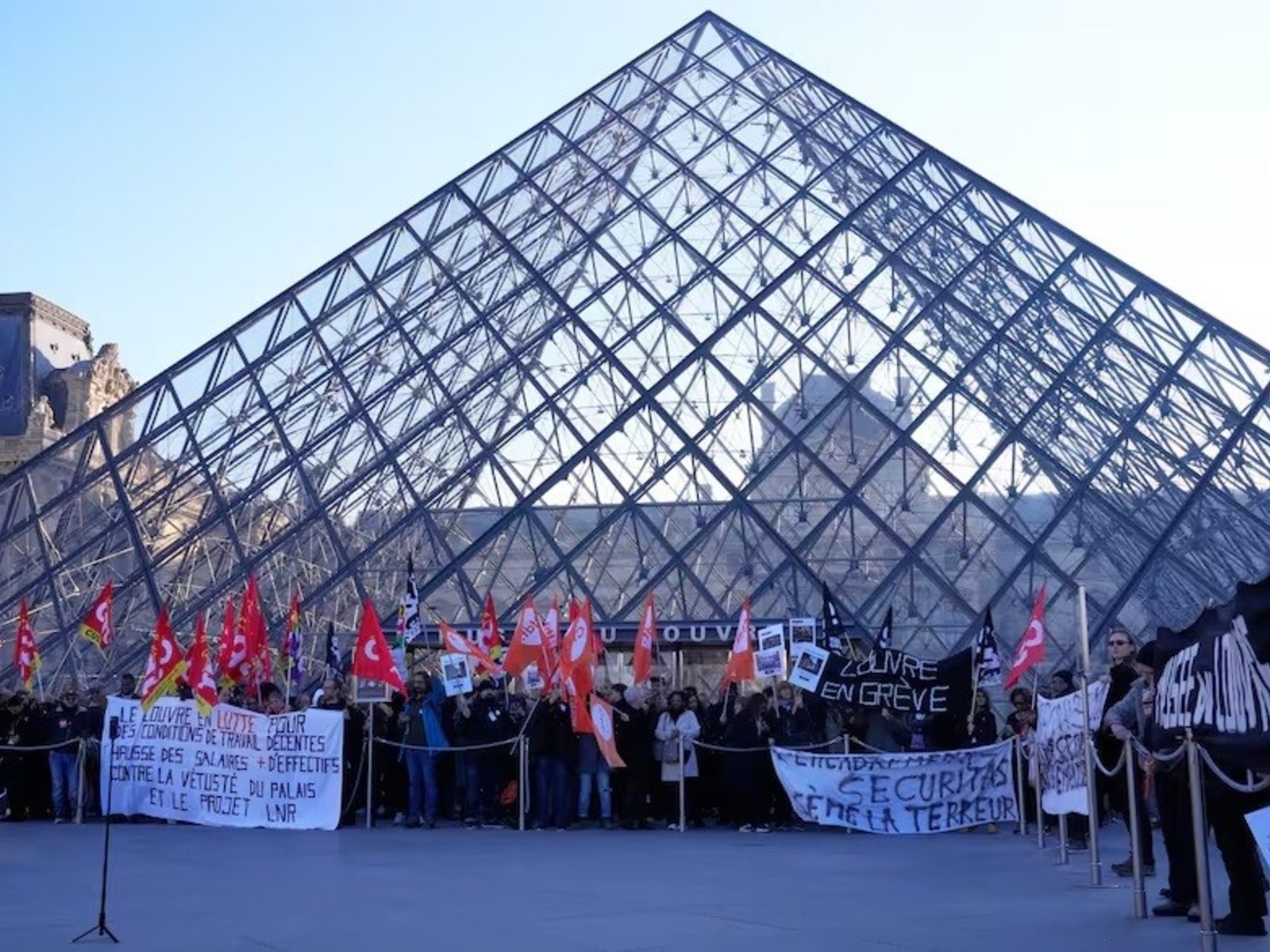 ¿Por qué los empleados del Louvre, el museo más visitado del mundo, siguen en huelga?