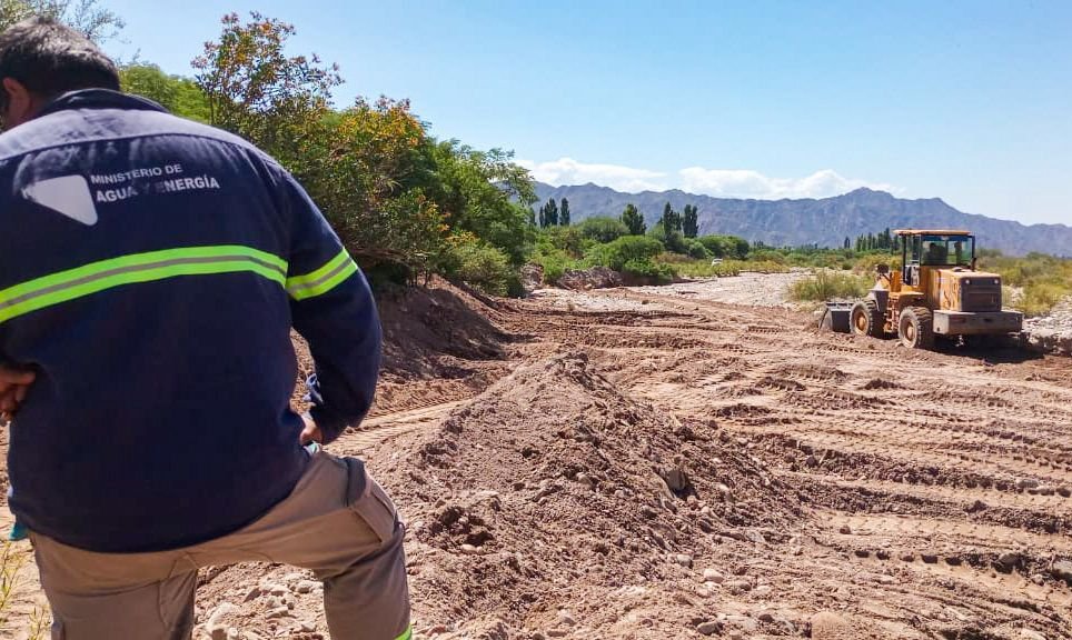 Trabajos preventivos para proteger el sistema de captación de agua en Famatina