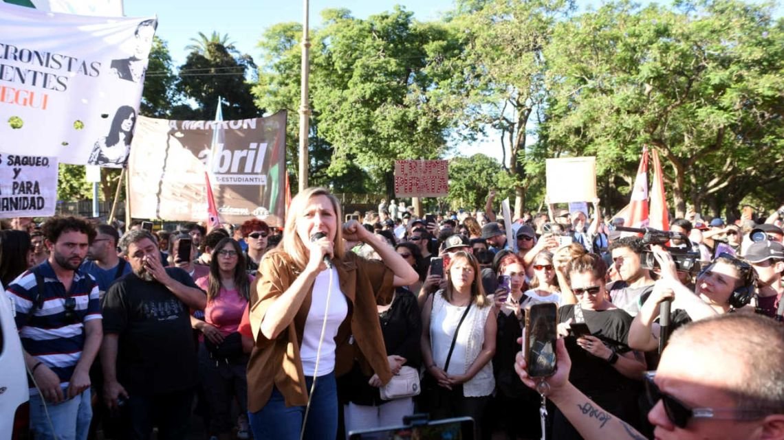 ATE, la izquierda y las CTA marcharon por Venezuela y quemaron la bandera de Estados Unidos en Buenos Aires