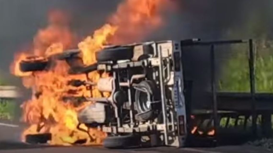 Accidente fatal en Corrientes: dos personas murieron tras el vuelco e incendio de un vehículo