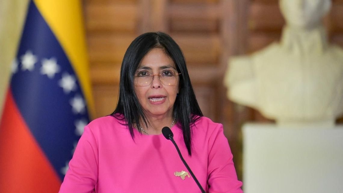 Delcy Rodríguez 'suaviza' al chavismo: ley de amnistía y cierra la cárcel/centro de torturas del Helicoide