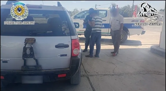 Detienen a dos hombres con un rifle y municiones