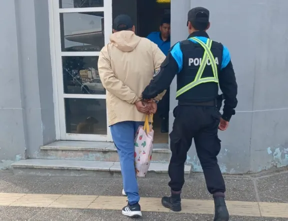 Detienen a joven por robar carne de un supermercado