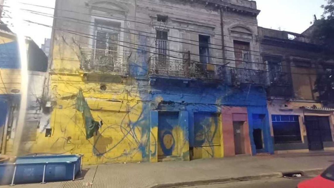 Detuvieron a dos hombres que intentaron usurpar «a las patadas» una casa tapiada en La Boca