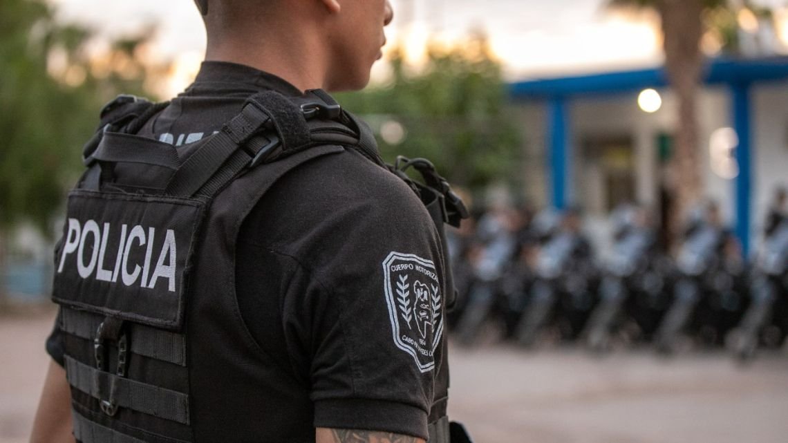 Detuvieron a un policía por el asesinato de una mujer tras una discusión con trapitos