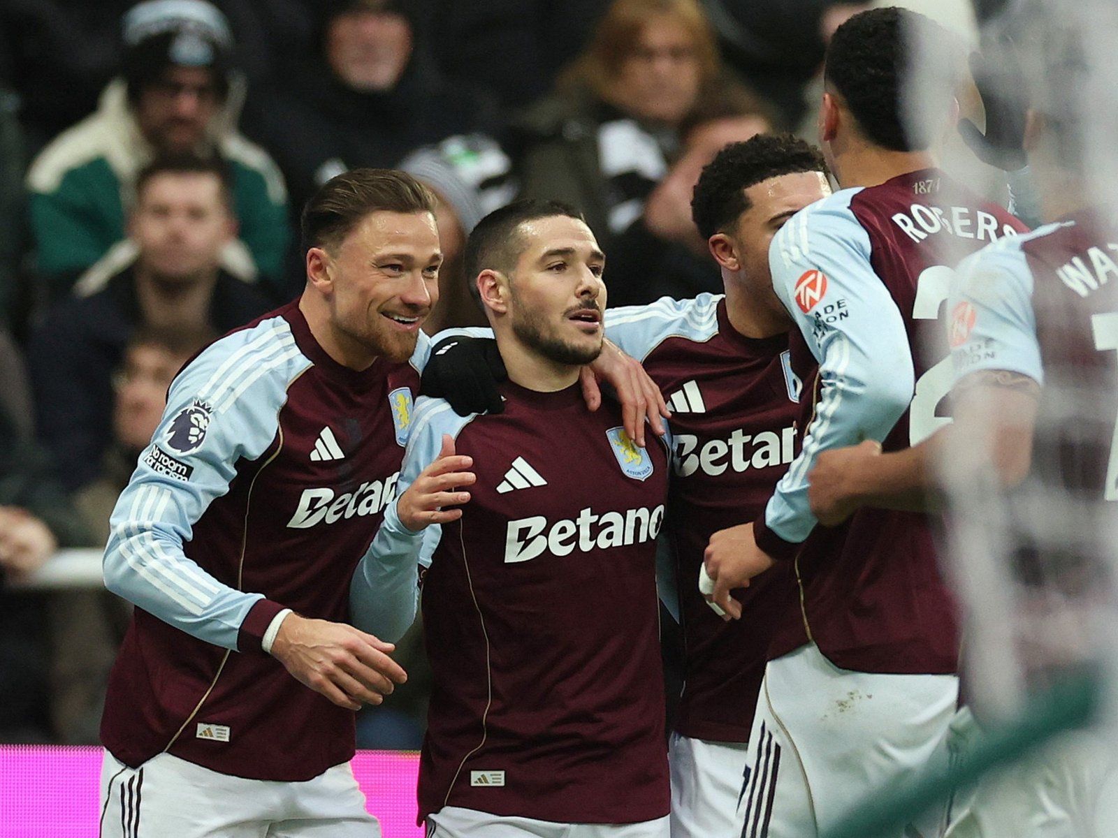 Dibu Martínez reaparece en el arco y Buendía le da el triunfo para perseguir al Arsenal