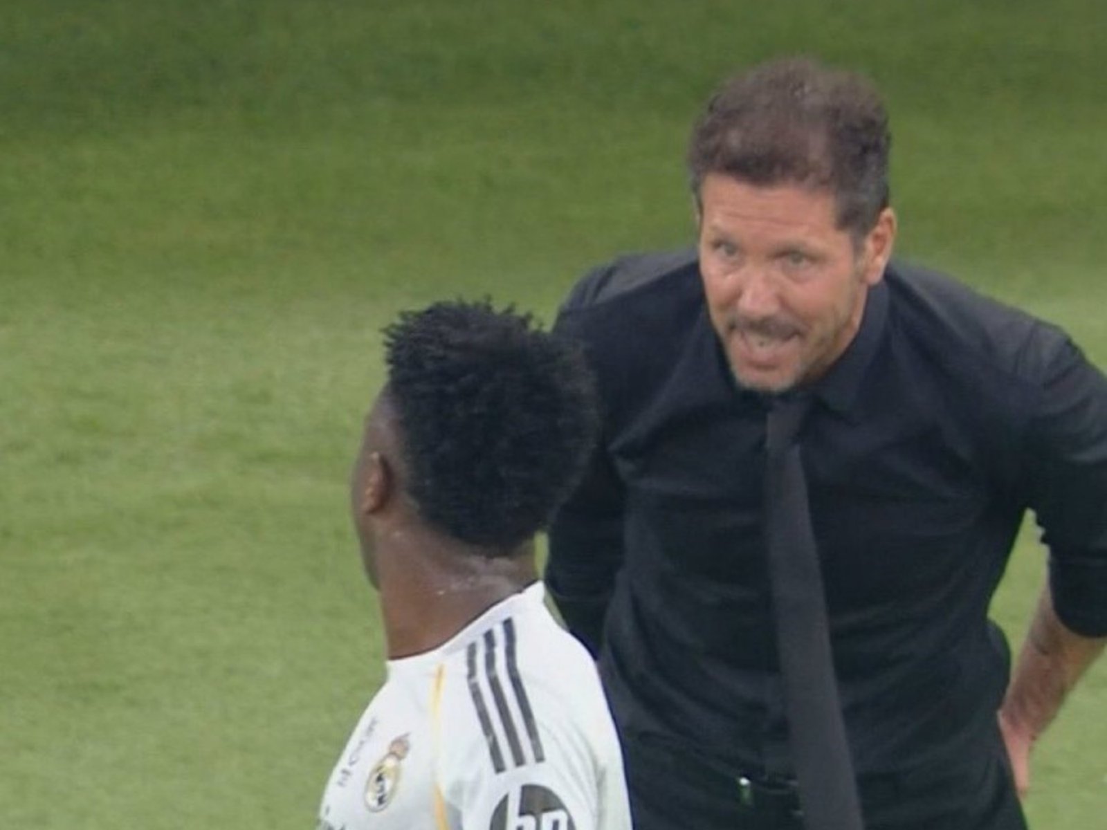 Diego Simeone le ofreció disculpas a Vinicius y reveló un detalle clave sobre el poco juego de Thiago Almada: «Lo necesitamos…»