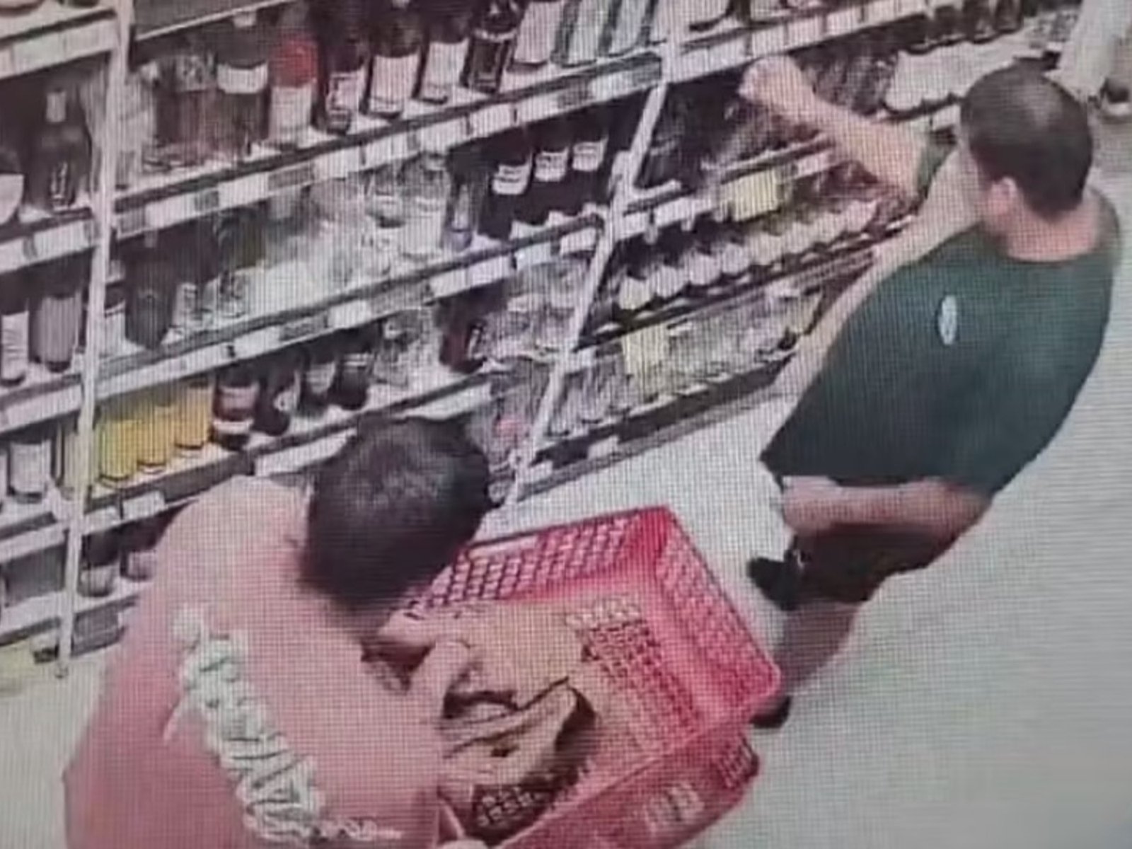 Dos turistas argentinos fueron detenidos por robar botellas de whisky importado y otros artículos de lujo en un súper de Copacabana