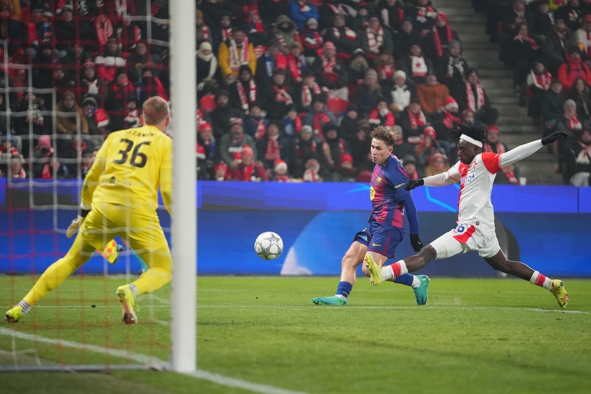 Fermín marca el primer gol del Barcelona al Slavia.