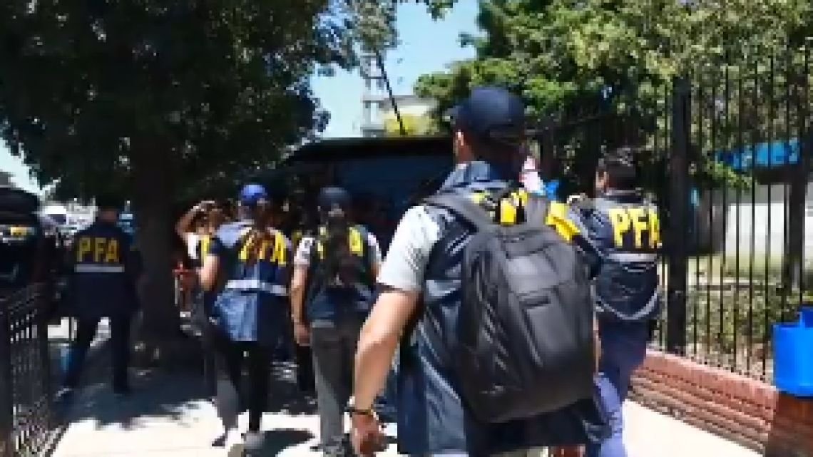 El ‘ICE de Milei’ arrancó tibio en Villa Celina: «Detectamos 16 extranjeros en situación irregular»
