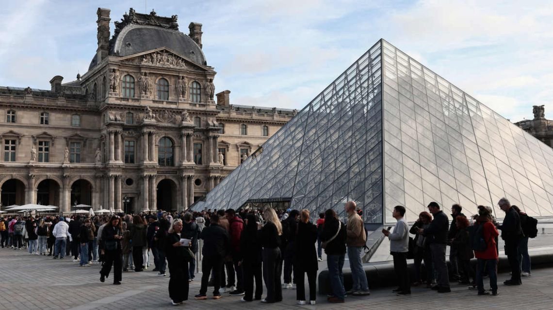 El Louvre empieza a cobrar 11 dólares extra a los visitantes no europeos