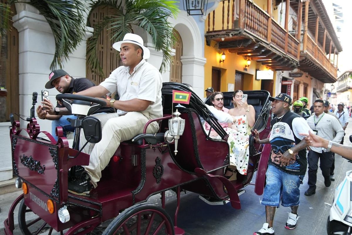 El centro turístico de Cartagena electrifica sus carrozas durante las fiestas y se despide del histórico maltrato a caballos