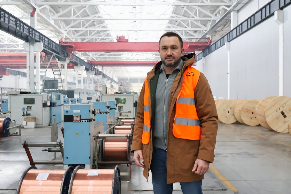 El éxodo de empresas y trabajadores hacia el oeste para alejarse del frente parte a Ucrania en dos | Internacional