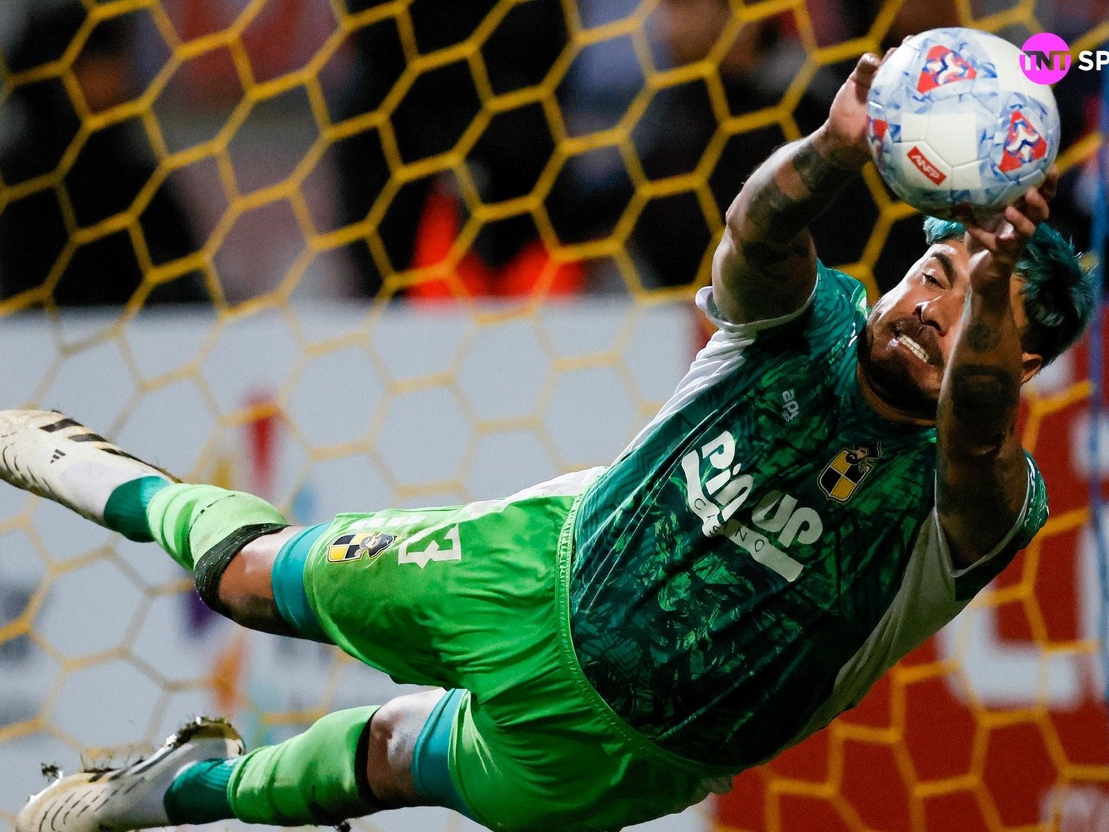 El increíble arquero de Coquimbo Unido: se sacó los guantes, tapó dos penales, metió el suyo y salió campeón :: Olé