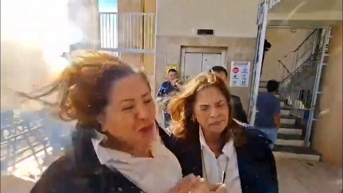 El momento en que un artefacto explosivo alcanza a una diputada del Partido Nacional de Honduras | Vídeos