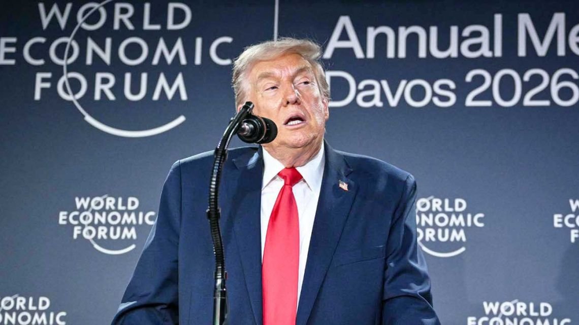 El mundo gira alrededor de Trump, pero su popularidad se desploma en EE.UU.