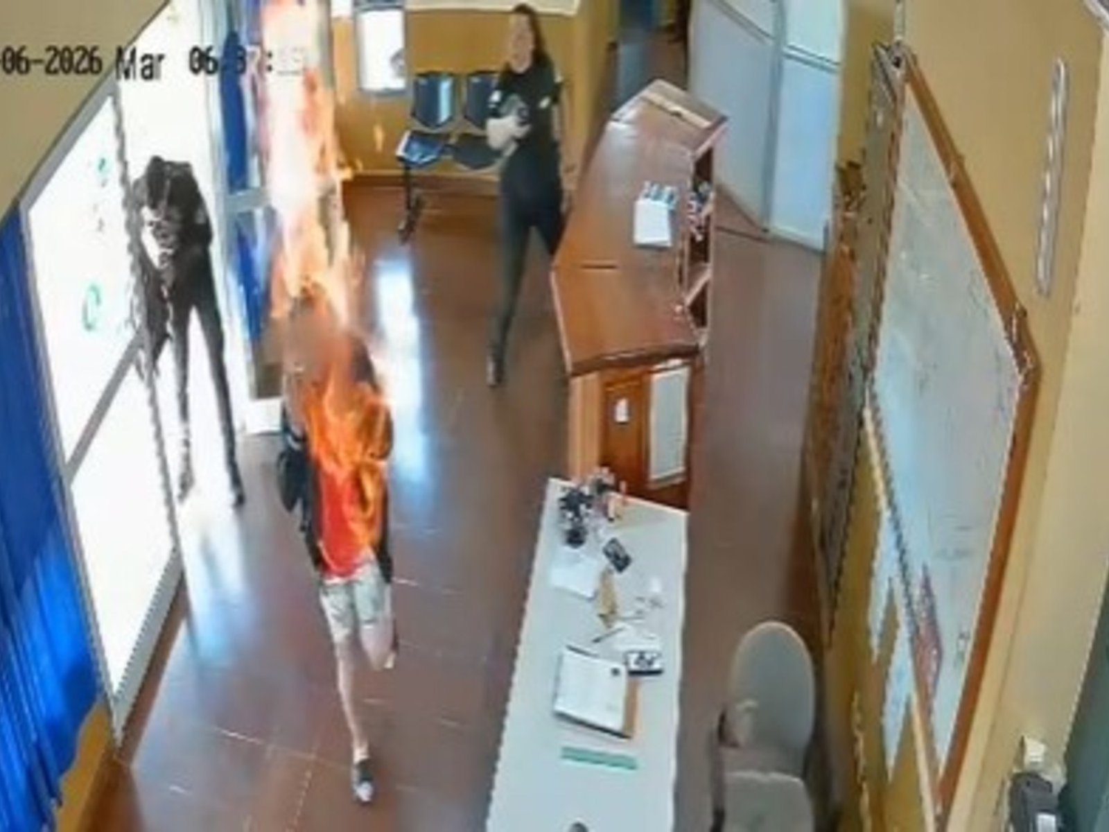 Entró a una comisaría y se prendió fuego ante la desesperación de los policías: «¡No, doña!»