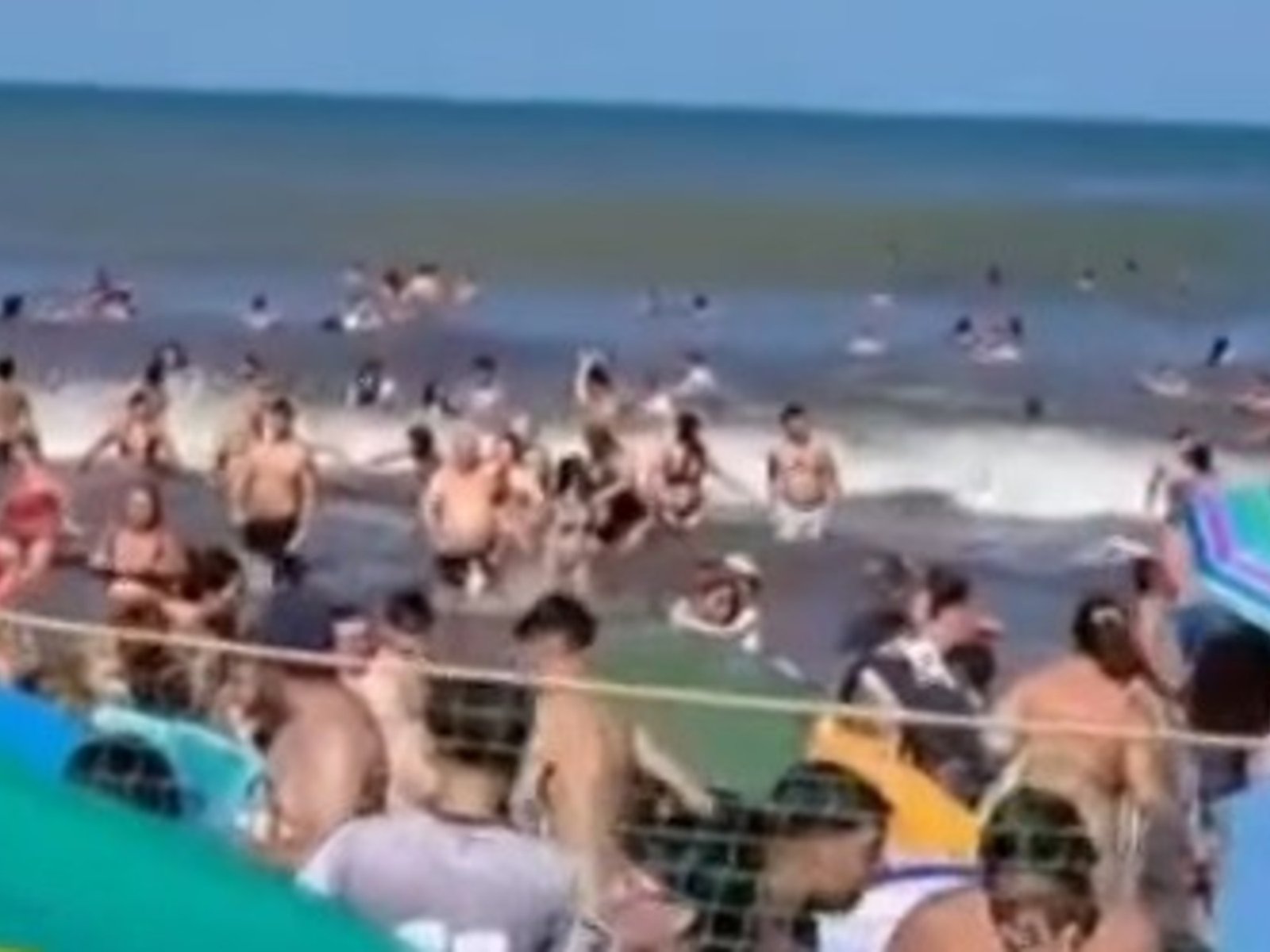 "Está subiendo la marea", la reacción de los turistas que tuvieron que evacuar la playa