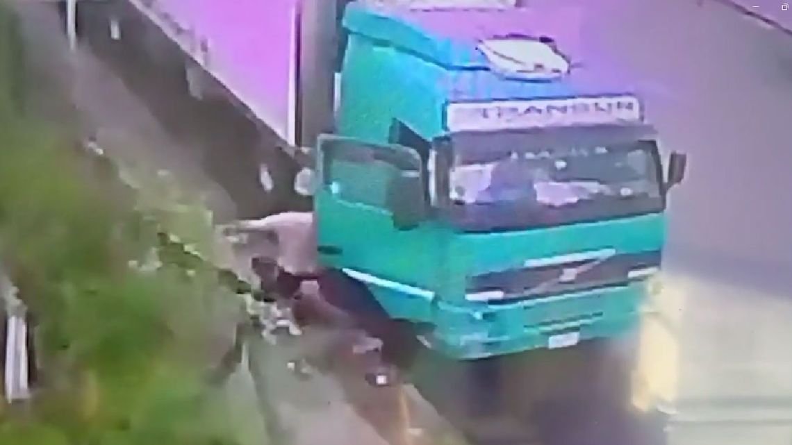 Femicidio en el Mercado Central: golpeó a su pareja, la atropelló con el camión y la mató