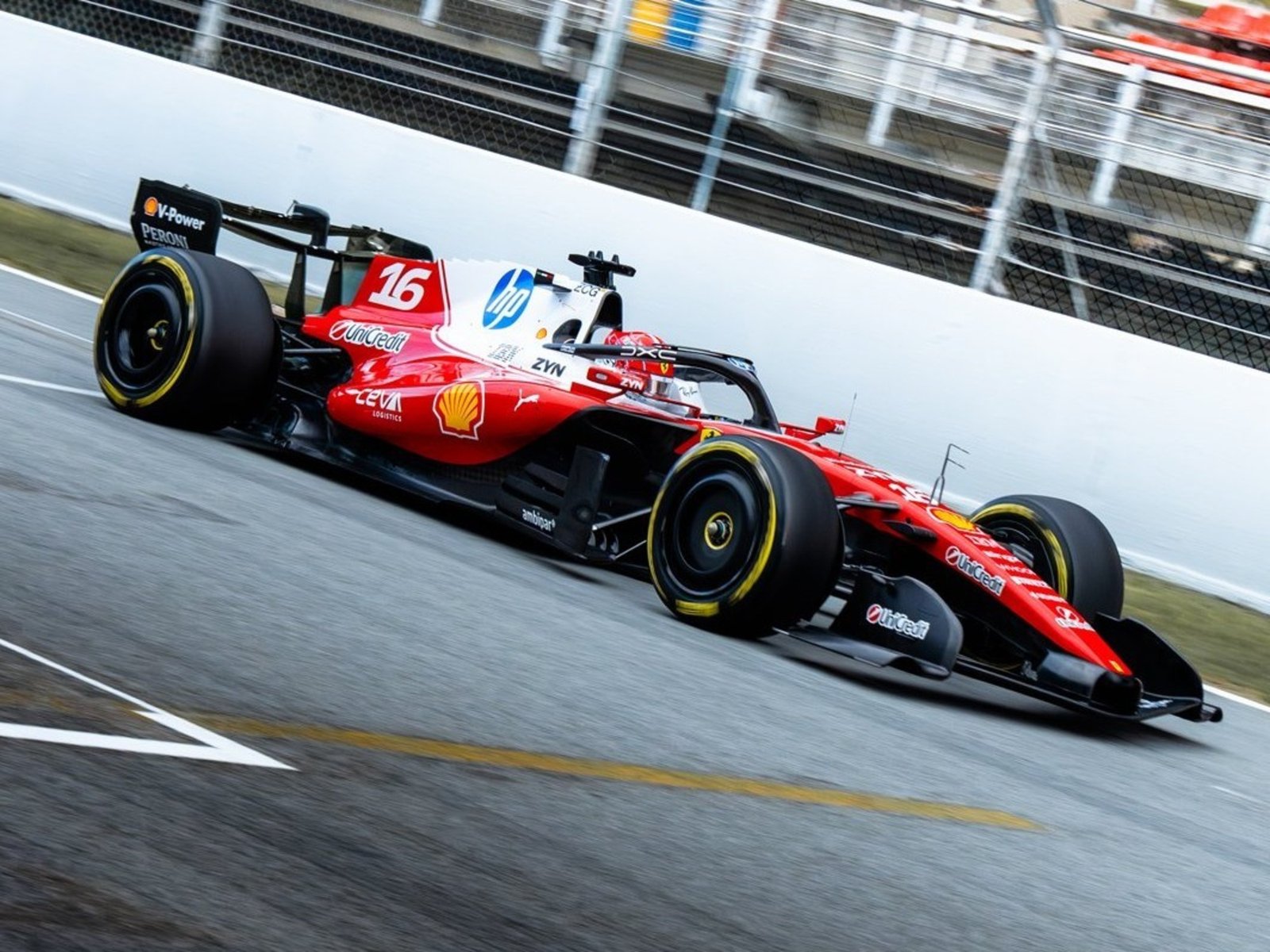 Ferrari y Red Bull salieron a girar bajo la lluvia, Verstappen provocó la primera bandera roja y su compañero Hadjar, el primer accidente