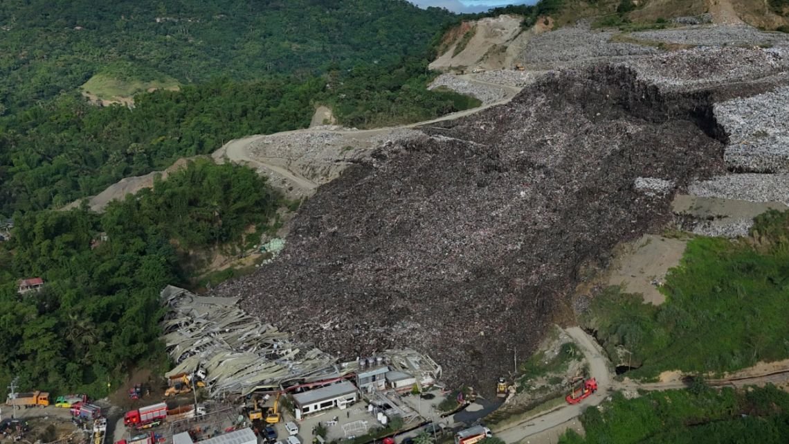 Filipinas: colapsó un vertedero de basura y sepultó a decenas de trabajadores